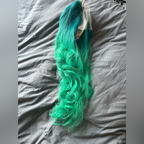 Brand new turquoise and bright green ombré 26 inch synthetic lace front wig - Picture 2 of 3